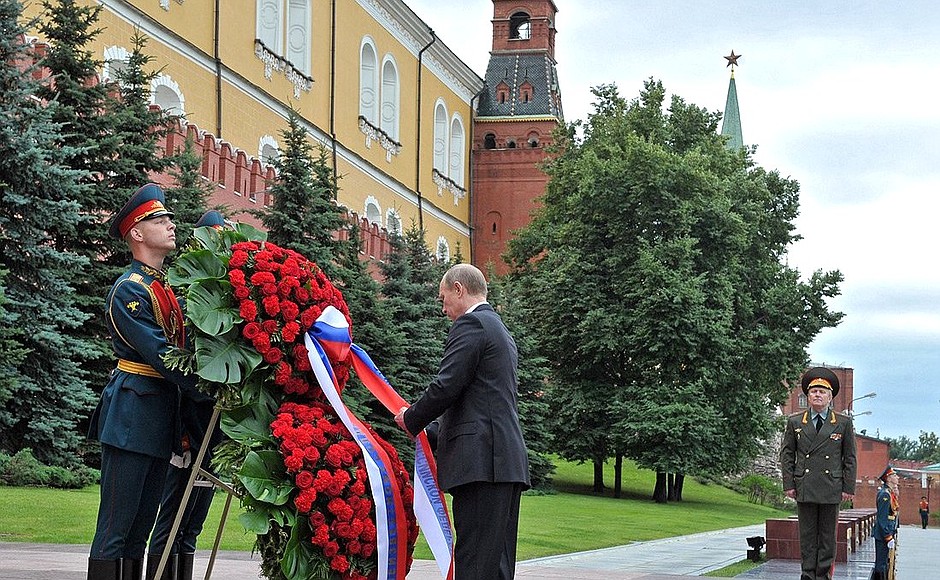 В День памяти и скорби Владимир Путин возложил венок к Могиле Неизвестного солдата у Кремлёвской стены.