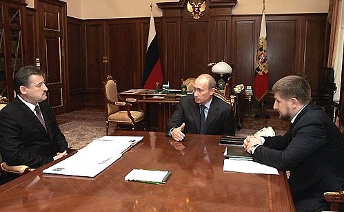 Встреча с Президентом Чеченской Республики Алу Алхановым (слева) и Председателем Правительства Чеченской Республики Рамзаном Кадыровым.