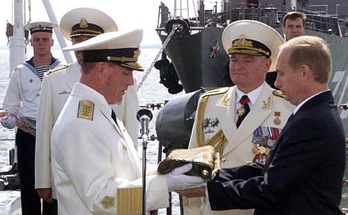 Передача экипажу миноносца «Настойчивый» святых реликвий российского императорского флота – штандартов и хоругвей.
