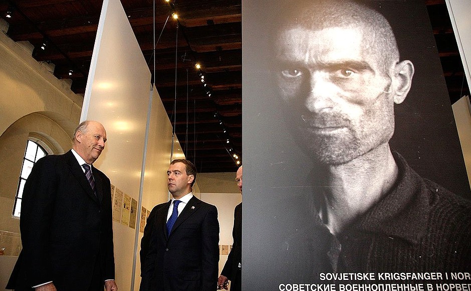 Visiting exhibition devoted to Soviet prisoners of war buried in Norway. With King Harald V of Norway.
