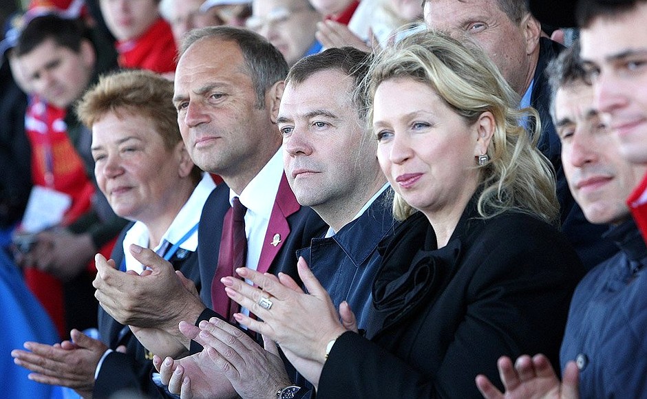 С супругой Светланой Медведевой на финальных заездах регаты на Кубок Президента России по гребным видам спорта.