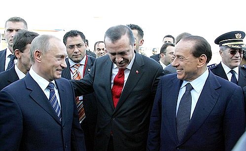 At Samsun airport with Turkish Prime Minister Recep Tayyip Erdogan (in the centre) and Italian Prime Minister Silvio Berlusconi.