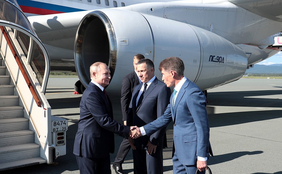 Arrival in Vladivostok. With Governor of the Primorye Territory Oleg Kozhemyako (right) and Deputy Prime Minister and Presidential Plenipotentiary Envoy to the Far Eastern Federal District Yury Trutnev.