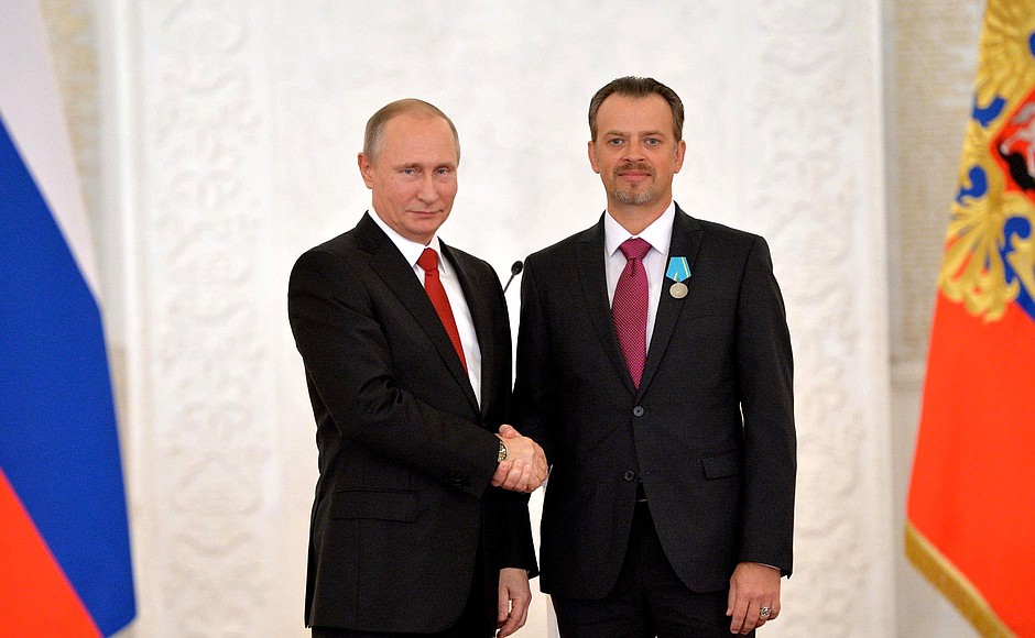 At a ceremony marking National Unity Day, Vladimir Putin presented the Pushkin Medal to Director of the Chekhov State Russian Drama Theatre Constantin Haret (Republic of Moldova).