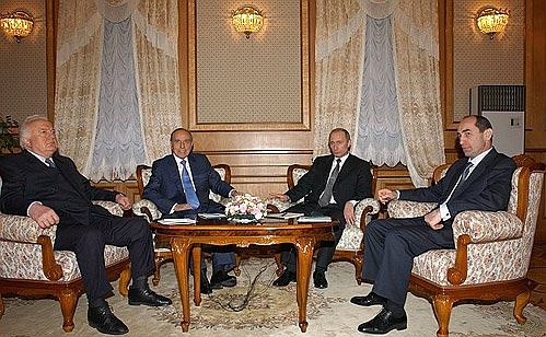 President Putin with Georgian President Eduard Shevardnadze (far left), Azerbaijanian President Heidar Aliyev and Armenian President Robert Kocharian (right) during a meeting of the leaders of the Caucasian Four.