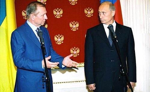 President Putin and Ukrainian President Leonid Kuchma being interviewed by journalists.