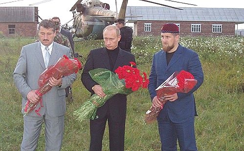 Laying flowers at Akhmat Kadyrov\'s grave.