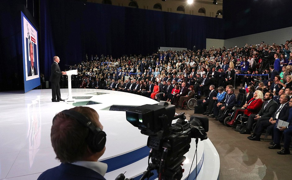 The President speaking at the plenary session of the Forum.