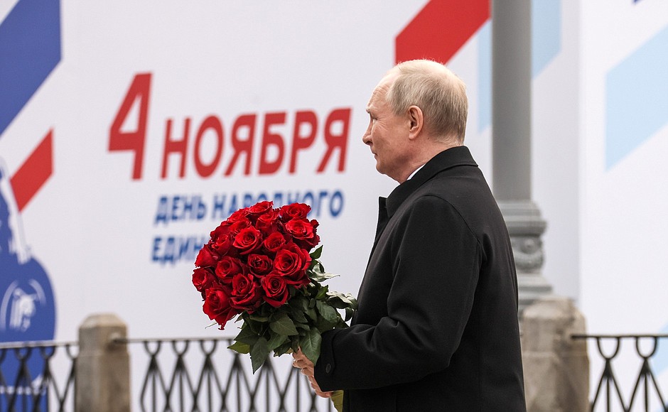On National Unity Day, Vladimir Putin laid flowers at the monument to Kuzma Minin and Dmitry Pozharsky.