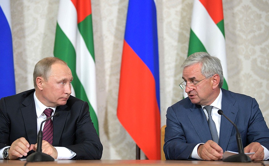 Заявления для прессы по окончании российско-абхазских переговоров. С Президентом Республики Абхазии Раулем Хаджимбой.