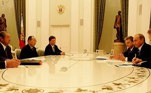 A meeting with Sakhalin Energy shareholders. Left to right: President and CEO of Mitsubishi Corporation Yorihiko Kojima, President and CEO of Mitsui & Co Shoei Utsuda, Gazprom CEO Alexei Miller, and Industry and Energy Minister Viktor Khristenko.