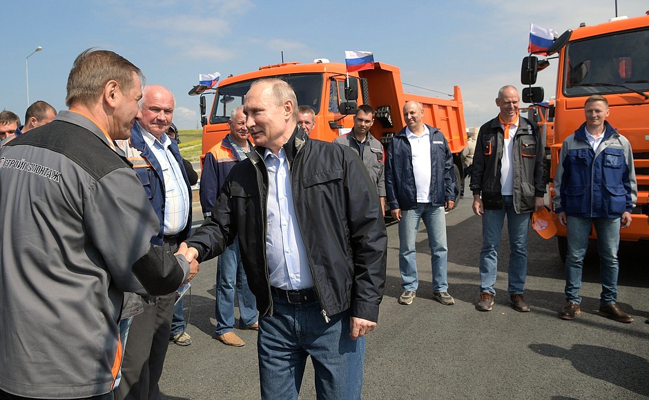 Перед проездом по Крымскому мосту Владимир Путин встретился со строителями объекта.