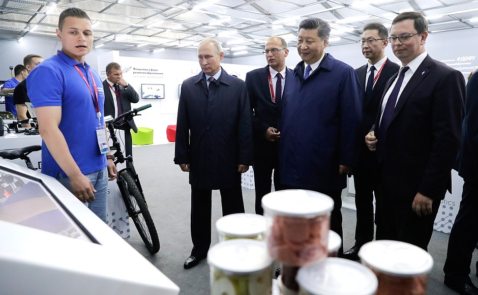 Президент России Владимир Путин и Председатель КНР Си Цзиньпин посетили выставку «Улица Дальнего Востока».