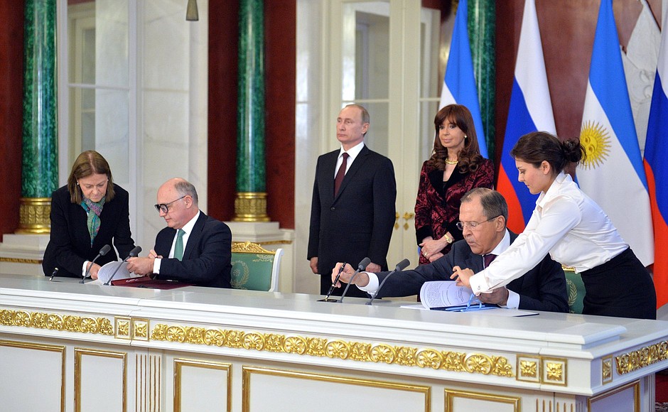На церемонии подписания совместных российско-аргентинских документов.
