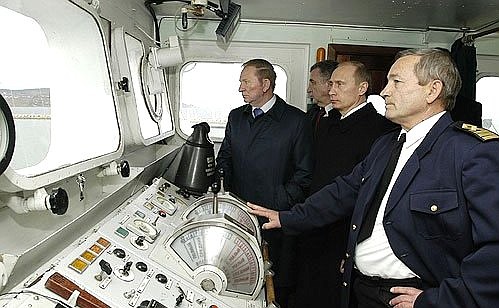 ” With Ukrainian President Leonid Kuchma in a captain\'s cabin.