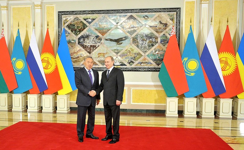 С Президентом Казахстана Нурсултаном Назарбаевым перед началом заседания Высшего Евразийского экономического совета.