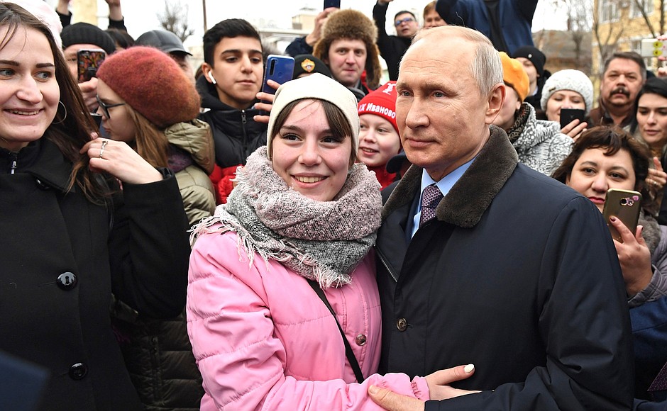 After visiting children’s polyclinic No. 6, Vladimir Putin briefly spoke to Ivanovo residents.