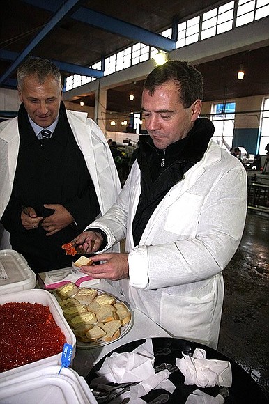 С губернатором Сахалинской области Александром Хорошавиным во время посещения Южно-Курильского рыбокомбината.
