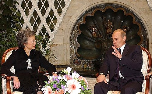 President Putin talking with Canadian Governor-General Adrienne Clarkson.