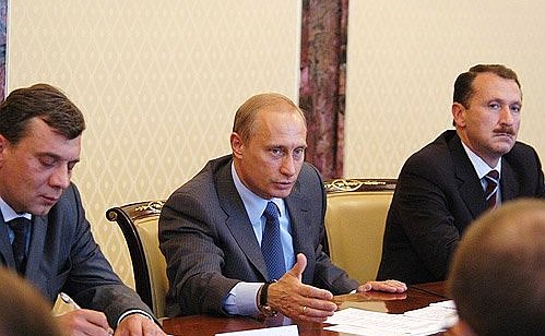 President Putin at a meeting with executives of a number of manufacturing companies. Yury Borisov, general-director of the Module research centre (left), Yevgeny Yakovlev, general-director of the Silovye Mashiny company (right).