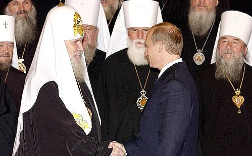 С Патриархом Московским и всея Руси Алексием Вторым на встрече с участниками Архиерейского собора Русской православной церкви.