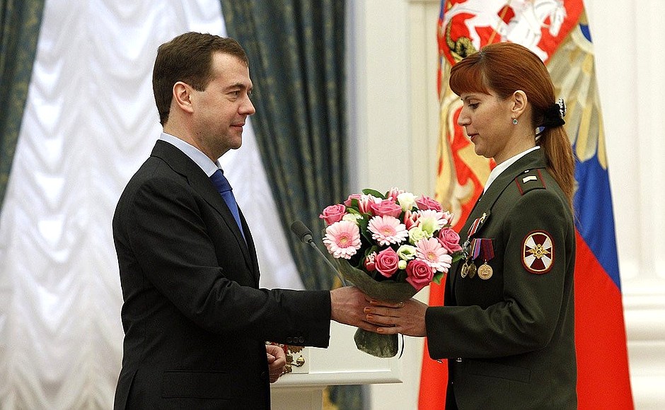 Presenting state decorations. Master sergeant Melitina Beryozova received the Order of Courage.