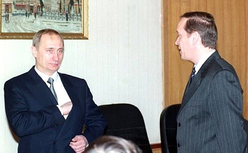 Во время регистрации Владимира Путина в качестве кандидата на должность Президента России в Центризбиркоме с председателем ЦИК Александром Вешняковым.
