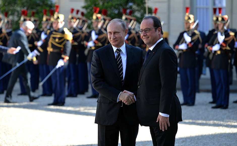 Перед началом встречи с Президентом Франции Франсуа Олландом.