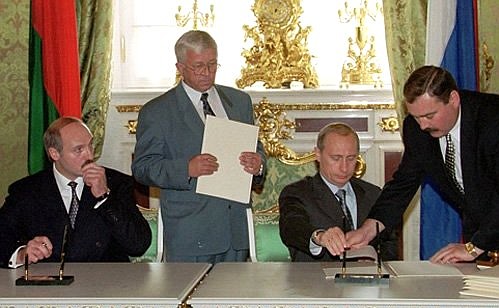 Подписание совместных документов с Президентом Белоруссии Александром Лукашенко.