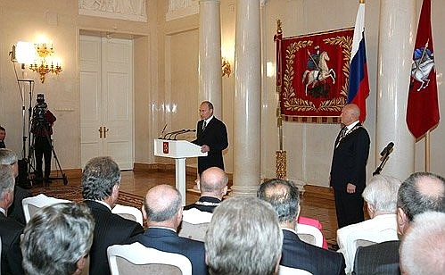 На церемонии вступления Юрия Лужкова в должность мэра Москвы.