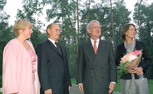 President Vladimir Putin and his spouse Lyudmila meeting German President Johannes Rau and his spouse Christina.