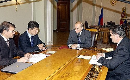 Министр экономического развития и торговли России Герман Греф и полномочный представитель Президента в Южном федеральном округе Дмитрий Козак (слева), справа – президент Чеченской Республики Алу Алханов.