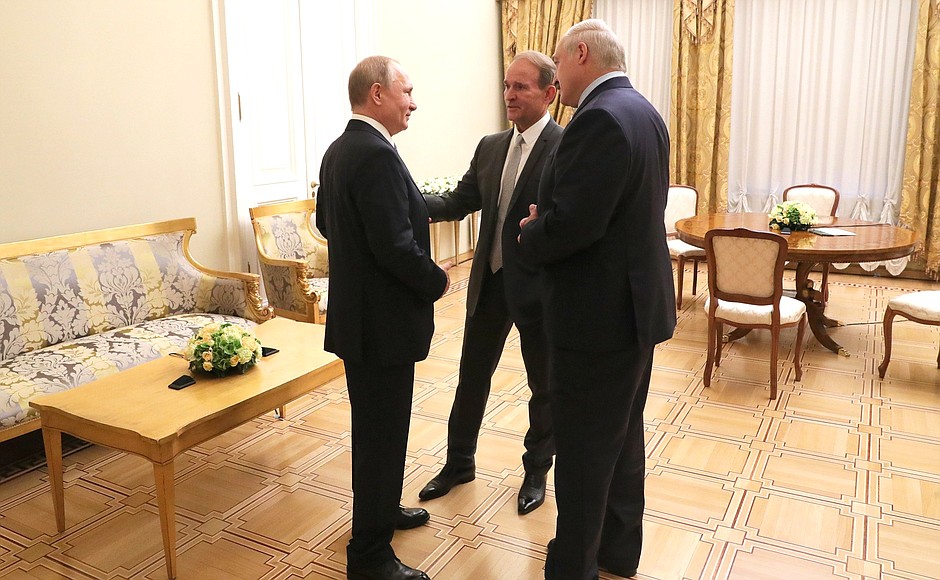 With President of Belarus Alexander Lukashenko and leader of the Ukrainian Choice – People’s Right party Viktor Medvedchuk (in the middle).