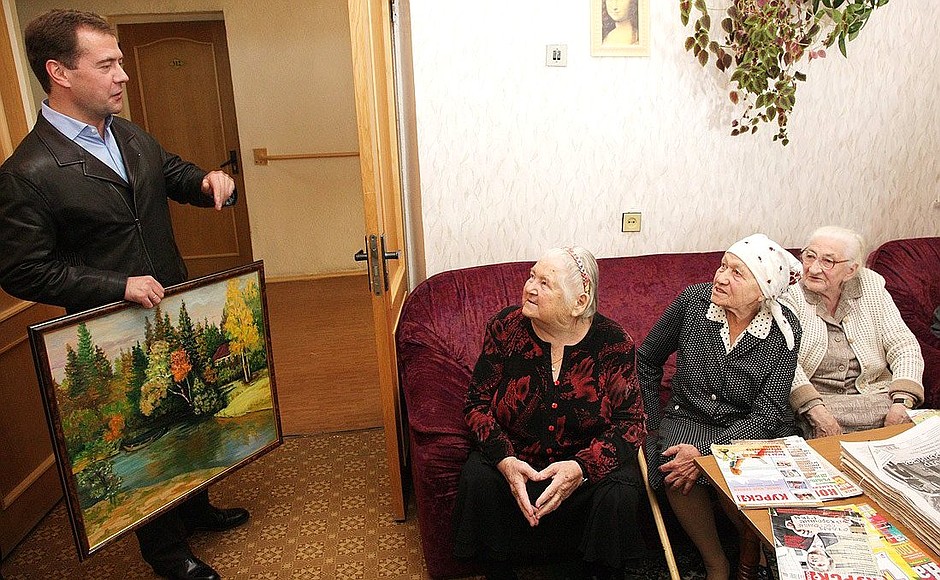 Visiting the Sosnovy Bor care home for Great Patriotic War and labour veterans in Kursk. Dmitry Medvedev received a landscape painting painted by one of the residents.