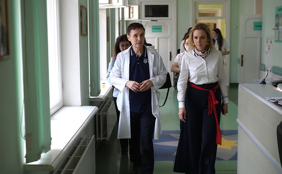 Maria Lvova-Belova together with Valery Mitish, Director of the Research Institute of Emergency Pediatric Surgery and Traumatology, visited the wards, talked to the children and their parents.
