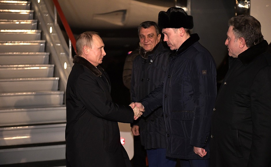 Arrival in Novosibirsk. Left to right: Presidential Plenipotentiary Envoy to the Siberian Federal District Sergei Menyailo, Acting Governor of the Novosibirsk Region Andrei Travnikov, and Chairman of the Novosibirsk Region Legislative Assembly Andrei Shimkiv welcomed the President.