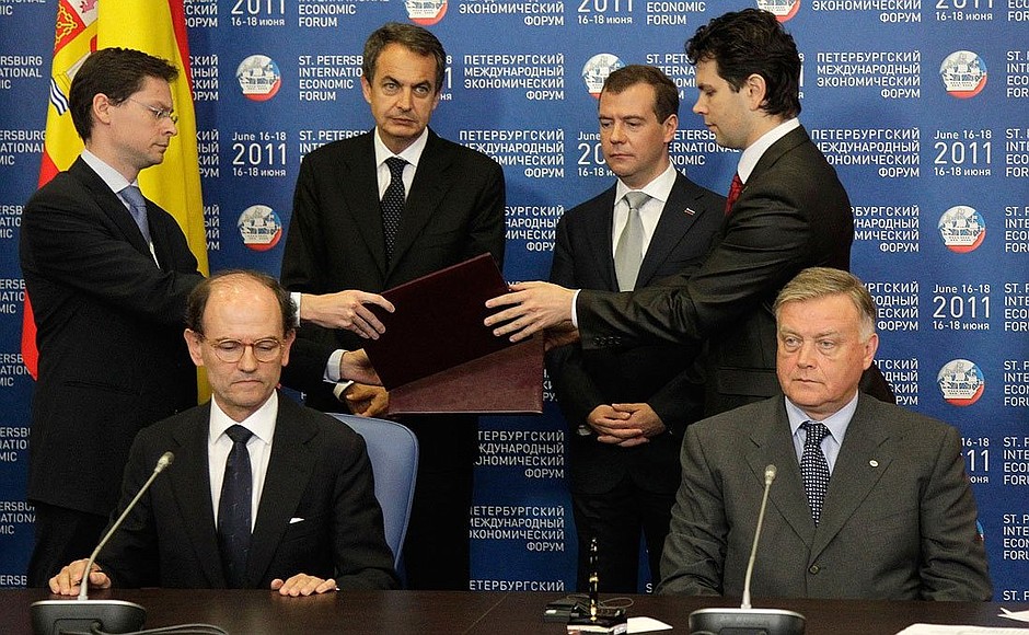 Во время подписания российско-испанских документов.