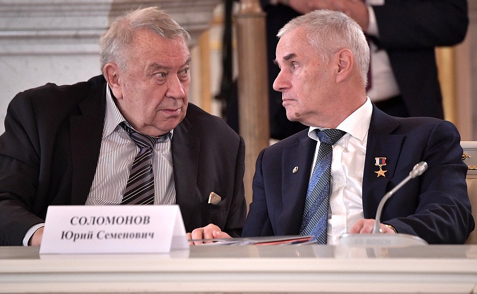 Academic advisor at the Russian Academy of Sciences’ Joint Institute for High Temperatures Vladimir Fortov, left, and first deputy General Director – chief designer at the Moscow Institute of Thermal Technology Yuri Solomonov at the meeting of the Council for Science and Education.