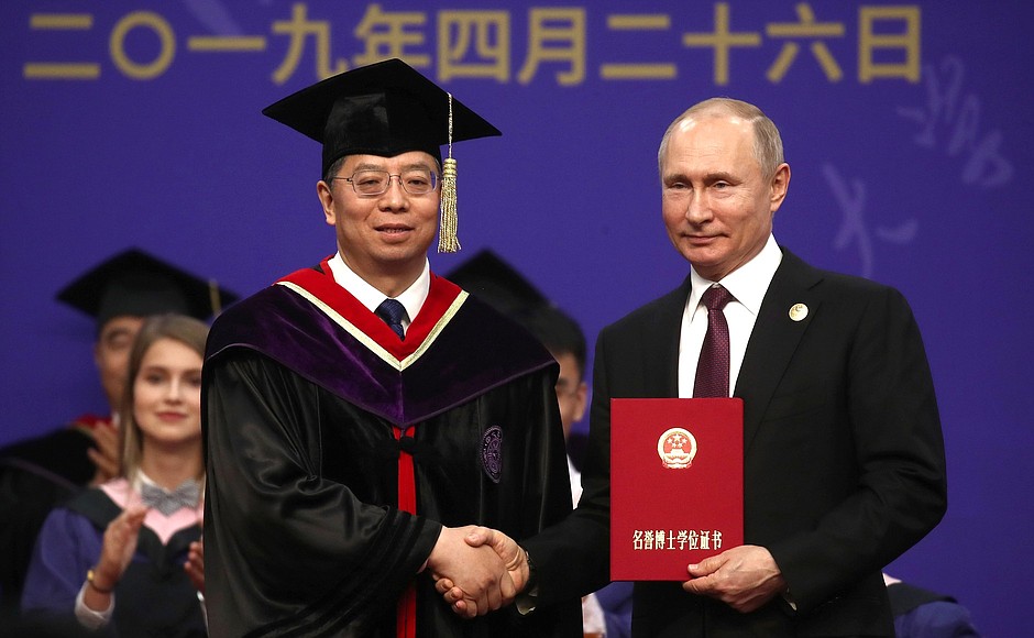 Vladimir Putin received honorary doctorate at Tsinghua University. University Rector Qiu Yong presented the certificate to the President of Russia.