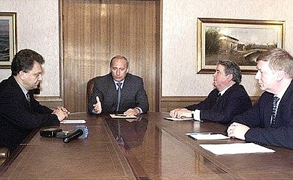 With Deputy Prime Minister Viktor Khristenko (left), Chairman of the Board of Gazprom Rem Vyakhirev, and Chairman of the Board of RAO Unified Energy Systems Anatoly Chubais (right).