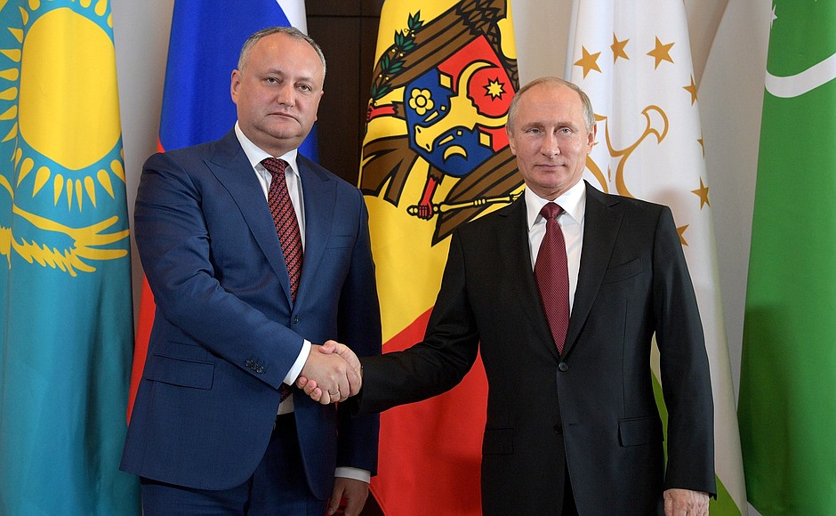С Президентом Молдовы Игорем Додоном перед началом заседания Совета глав государств – участников Содружества Независимых Государств.