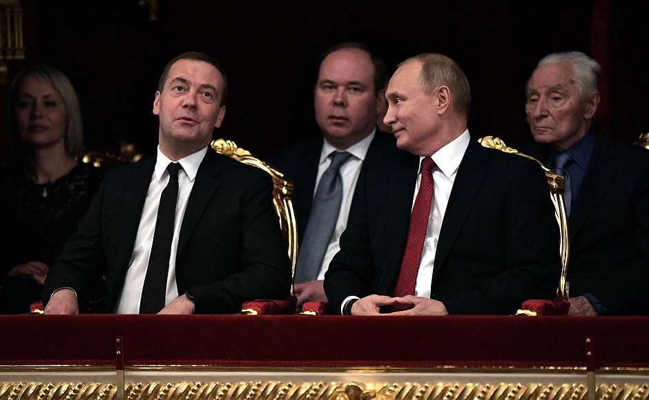 С Председателем Правительства Дмитрием Медведевым (слева) и Руководителем Администрации Президента Антоном Вайно на торжественном вечере в Большом театре, посвящённом встрече Нового года.