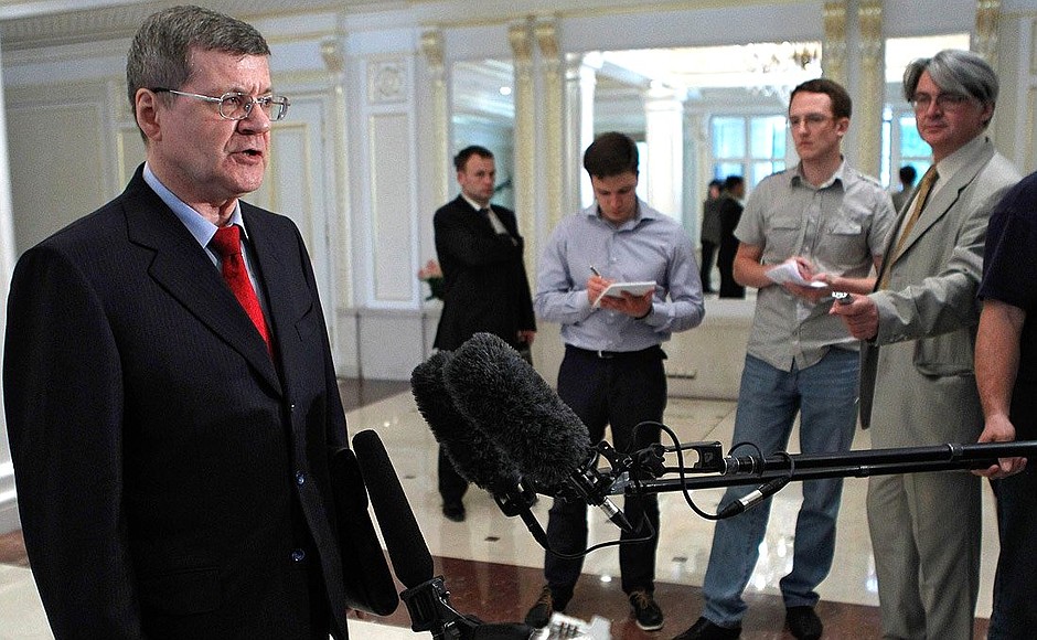 Генеральный прокурор Юрий Чайка во время встречи с журналистами.