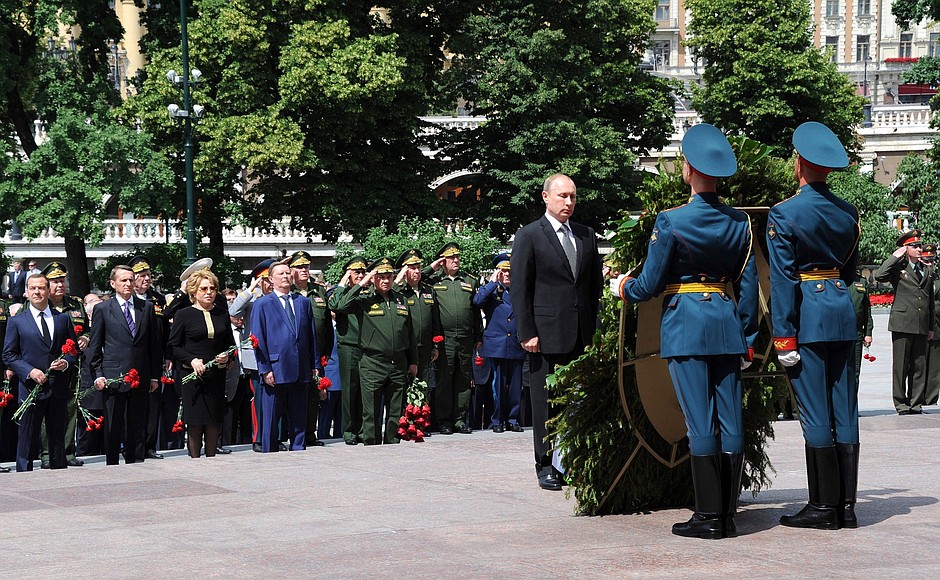 Vladimir Putin marked the Day of Memory and Sorrow by laying a wreath at the Tomb of the Unknown Soldier by the Kremlin wall.