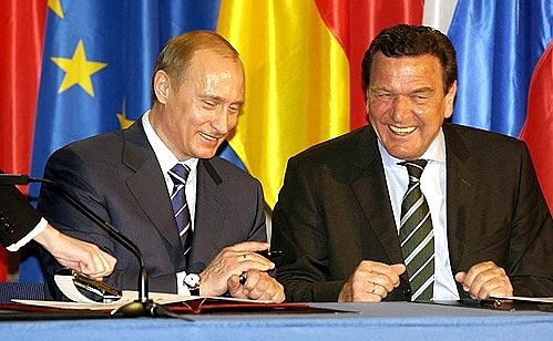 На церемонии подписания двусторонних документов о российско-германском экономическом сотрудничестве с Федеральным канцлером ФРГ Герхардом Шрёдером.