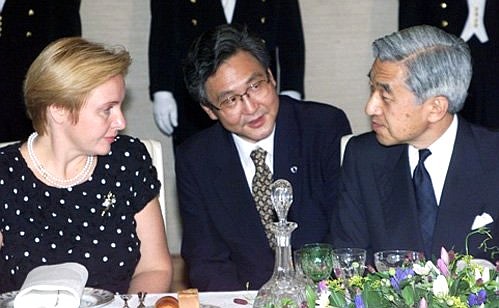 Mrs Lyudmila Putin and Japanese Emperor Akihito at an official dinner.