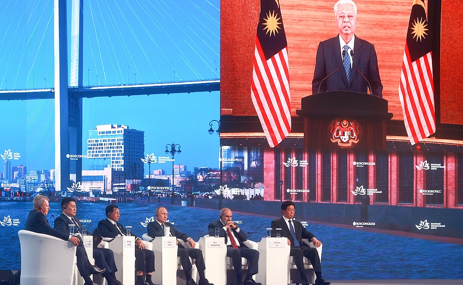 С видеообращением к участникам пленарного заседания Восточного экономического форума обратился Премьер-министр Вьетнама Фам Минь Тинь.