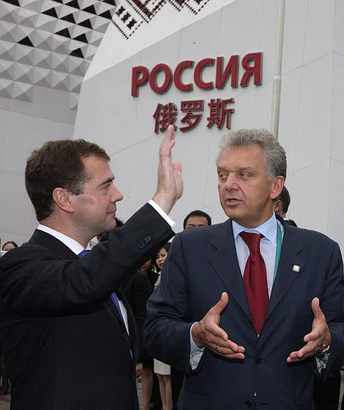 Перед посещением павильона России на выставке «ЭКСПО-2010». С Министром промышленности и торговли Виктором Христенко.