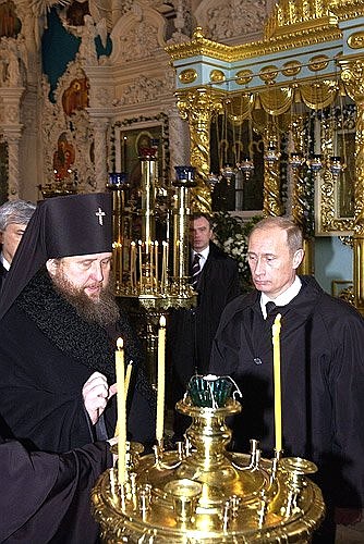В Богоявленско-Анастасиином женском монастыре. Слева – архиепископ Костромской и Галичский Александр.