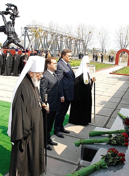 Metropolitan Vladimir of Kiev and All Ukraine (far left), Dmitry Medvedev, President of Ukraine Viktor Yanukovych and Patriarch Kirill of Moscow and All Russia laid flowers at the memorial to the first victims of the Chernobyl disaster and observed a minute of silence.